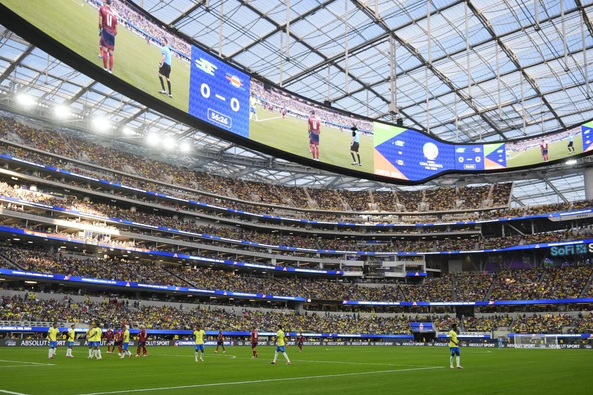 现代化足球场内部全景展示先进的球场设施